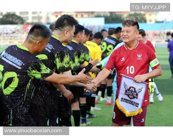 小辫子足球明星闪耀绿茵场展现惊人球技与不凡风采